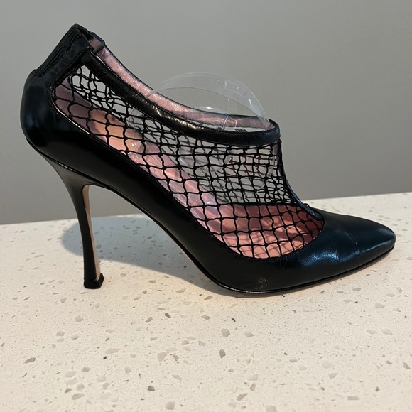 Manolo Blahnik Black Fishnet Pumps - Picture 1 of 5